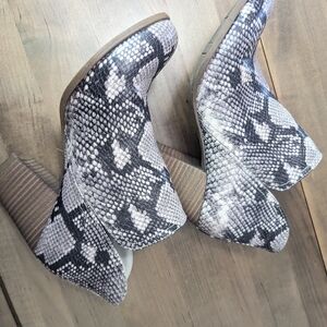 Fergalicious Fergie Booties Womens Snakeskin Faux Leather Boots Shoes Size 7